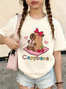 Kaos oblong kasual berwarna aprikot ini dirancang khusus untuk anak perempuan, menampilkan motif capybara peach yang kreatif, menjadikannya pilihan sempurna untuk lemari pakaian setiap gadis kecil. - Aprikot - View 2