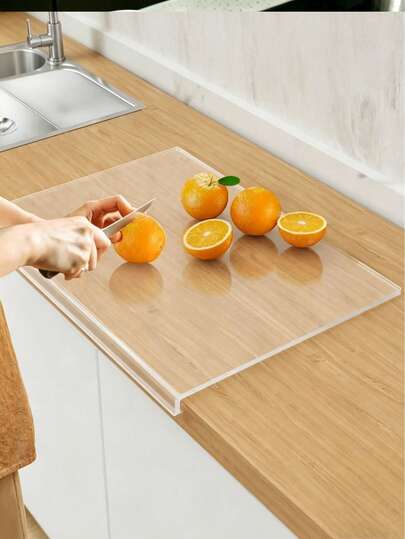 1 tấm thớt acrylic trong suốt, thích hợp để thái rau củ quả trong bếp, nhỏ gọn và dễ vệ sinh.
