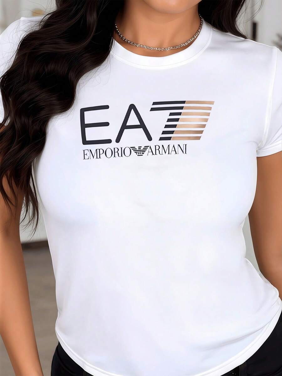 Símbolo gráfico con letras modernas que evocan energía movimiento y equilibrio mediante líneas en tonos claros creando una sensación de elegancia urbana y contemporánea camiseta de mujer casual elegante para uso diario - Blanco - Ver 1