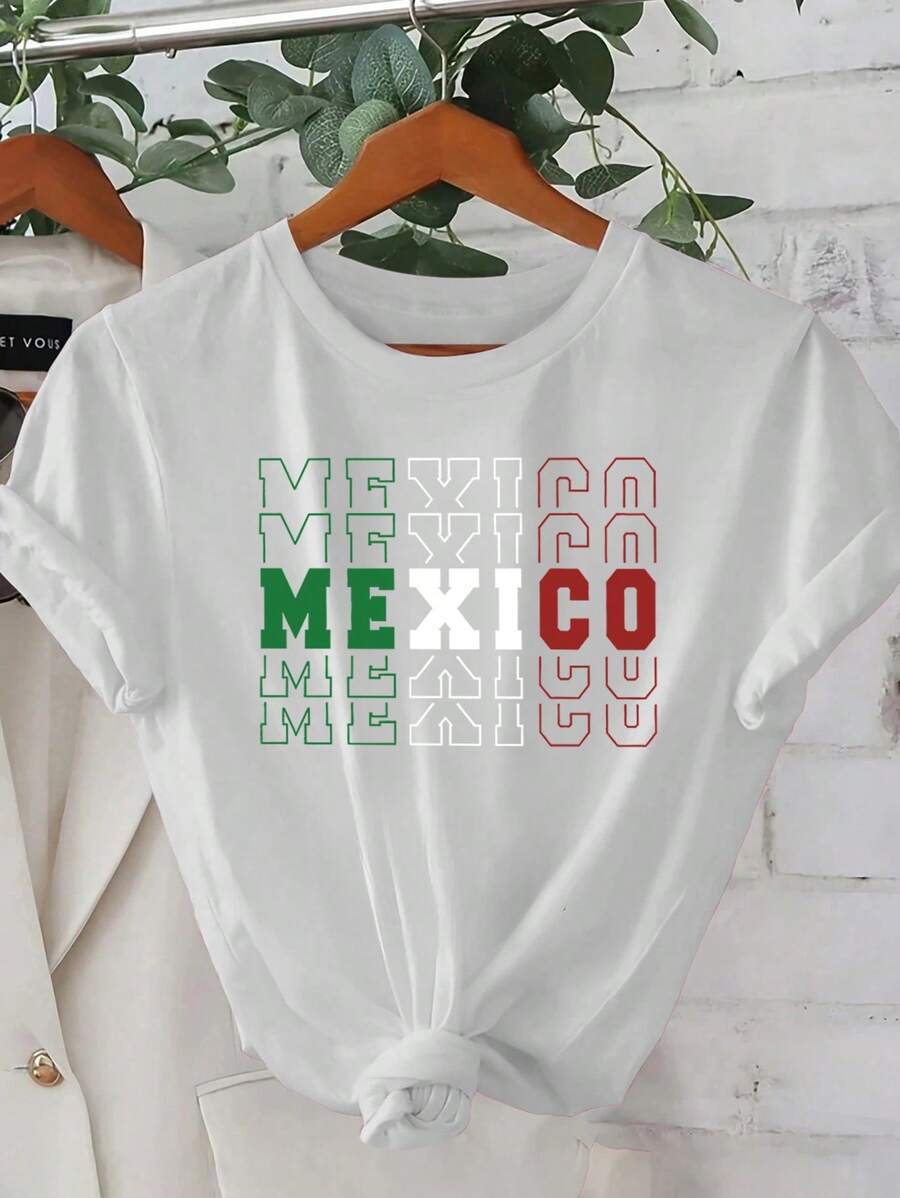 Camiseta Gráfica de Mujer con la Inscripción "MÉXICO" en Verde, Blanco y Rojo - Corte Holgado, Manga Corta, Cuello Redondo, Camiseta de Verano - Colores Nacionales, Esencial para Vacaciones y Ropa Casual Urbana - TeeSoft - Blanco - Ver 1