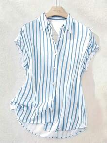 Camisa de manga corta de un solo pecho con hombros caídos y diseño a rayas de moda de verano, cierre delantero de botones de color contrastante de poliéster, diseño corto por delante y largo por detrás - Rayas azul claro - Ver 3