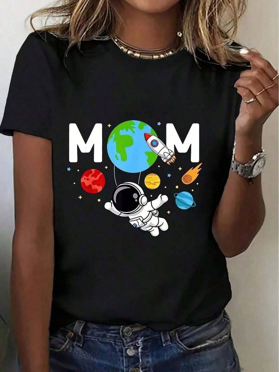 Camiseta de Talla Grande para Mujer con Tema Espacial - Estampado de Planeta Negro y Astronauta - Suave y Casual para el Día a Día, Ideal para Mamás - Lavable a Máquina, Atuendo Diario y Regalo para el Día de la Madre, Moda de Verano, Manga Corta Cómoda, Ropa para Mamás Y2k Camiseta Camisa De - Negro - Ver 1