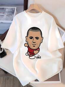 Figura caricaturesca de un jugador de fútbol en movimiento transmitiendo energía pasión y espíritu deportivo con un toque divertido camiseta de mujer 100% algodón casual cómoda y perfecta para los amantes del deporte y la moda diaria - Blanco - Ver 3