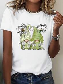 Plus Size Women's T-Shirt With A Print Of Two Cartoon Gnomes Wearing Green Hats And White Beards, Adorned With Dandelion Letter Prints On The Hats. Plus Size, Crew Neck. - 白色 - 查看 6