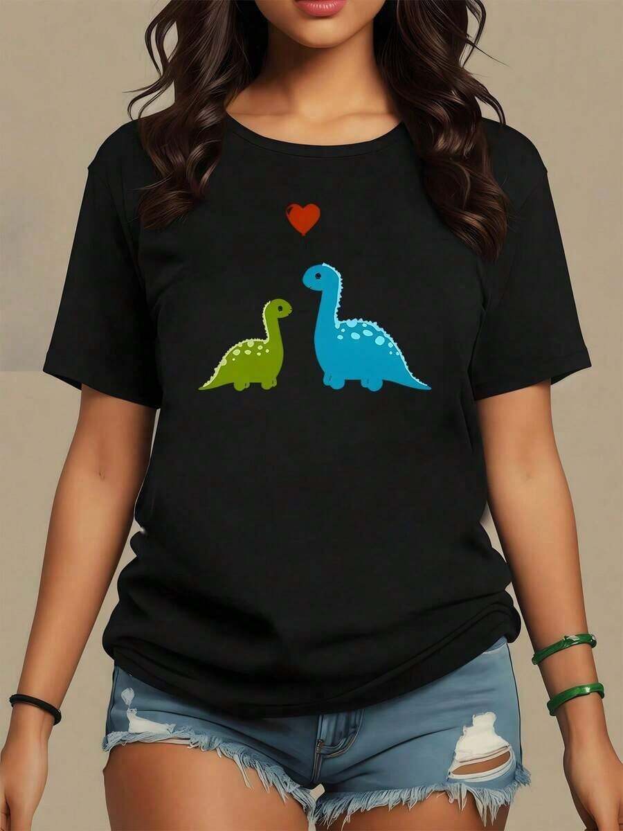 Two Smiling Dinosaurs, One Blue And One Green, Looking At Each Other With A Red Heart Above, Symbolize Tenderness And Family Unity. Women's T-Shirt Made Of Soft 100% Cotton Fabric, Comfortable And Perfect For Everyday Wear, Maija Curvy Women. - 黑色 - 查看 1