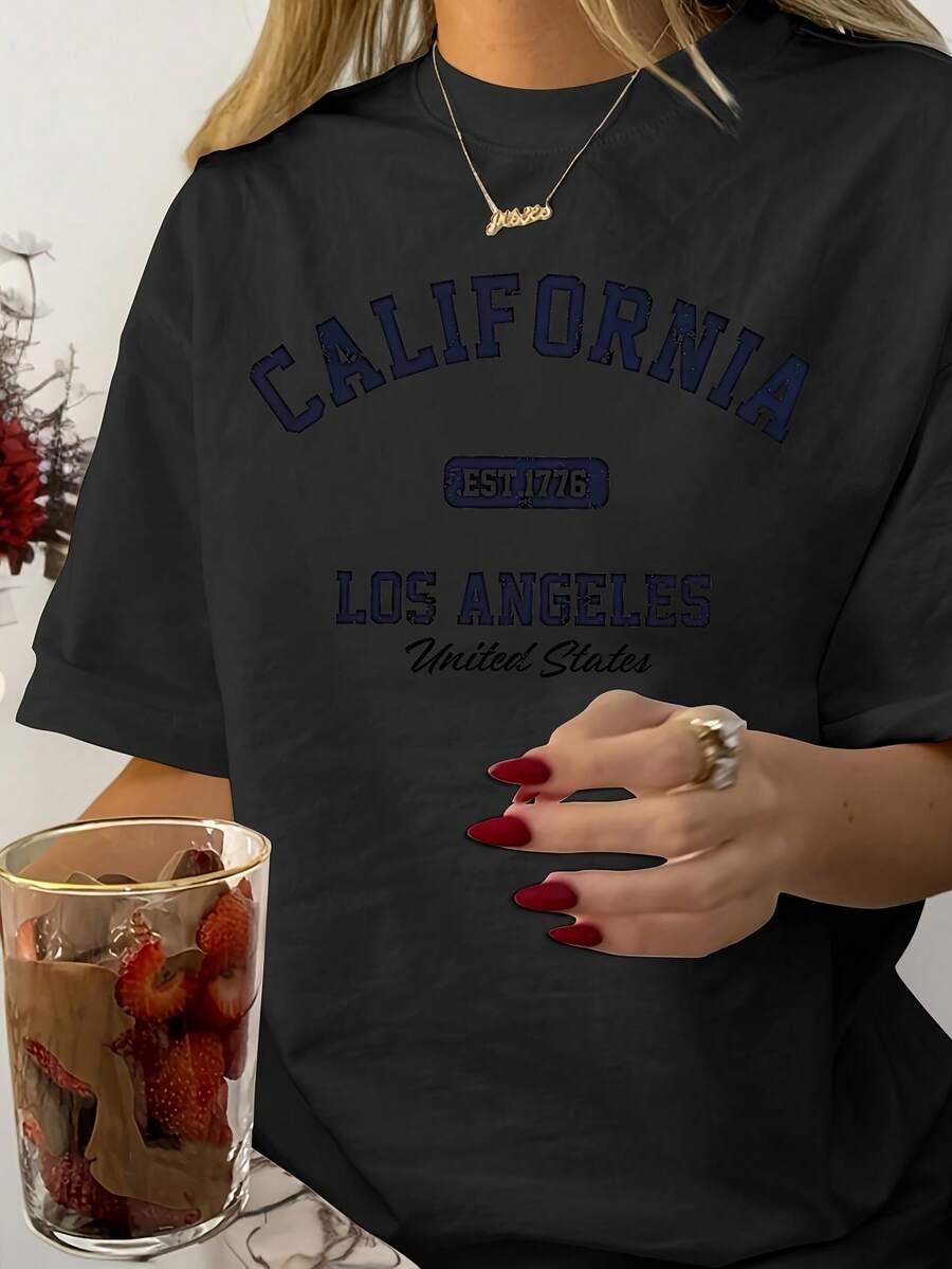 Camiseta suave 100% algodón para mujer, de moda, con estampado de letras estilo California, manga corta, cuello redondo, informal, para todas las estaciones, transpirable, combina con todo, genial. - Negro - Ver 1
