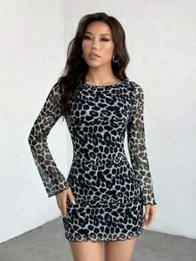 Vestido corto de mujer con mangas campana y malla con estampado de leopardo - Negro - Ver 5