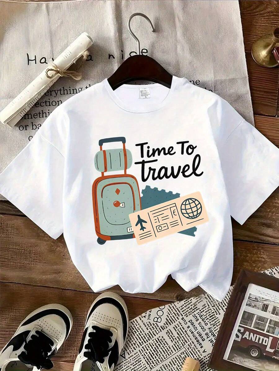 Camiseta de manga corta con cuello redondo para mujer, de poliéster tejido, estilo casual, edición para las cuatro estaciones, con estampado creativo de dibujos animados de equipaje y avión para viajes globales. - Blanco - Ver 1