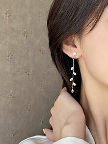 1 Đôi bông tai thời trang, thanh lịch, tinh tế với thiết kế tua rua hình giọt nước đính đá thủy tinh, phù hợp để đeo hàng ngày, dự tiệc và tụ họp. - Bạc - Xem 5