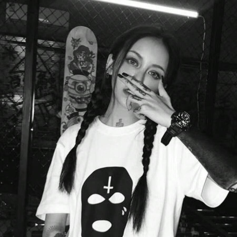 Camiseta blanca de estilo urbano americano, súper moderna, negra, con capucha, estampada, de manga corta, holgada y versátil para el verano. - Camisa blanca de manga corta [mascarilla negra] - Ver 1