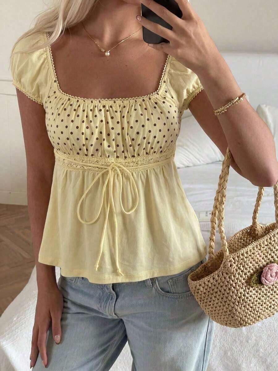 Camiseta casual de mujer con estampado de lunares y cintura con lazo en color amarillo - Amarillo - Ver 1