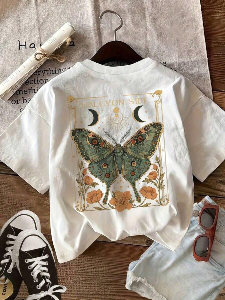 La parte delantera y trasera están estampadas con patrones de mariposas en colores vintage. Esta camiseta de manga corta y cuello redondo para mujer presenta un corte holgado e informal, adecuada para el uso diario en primavera y verano. - Blanco - Ver 1