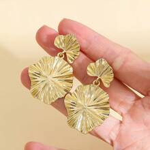 1 Pair Of Seaside Vacation Style Ginkgo Leaf Earrings, Non Collision Metal Texture Earrings, Fashionable Texture Pleated Versatile Earrings, Worn On Vacation, Dates, Parties, Daily Wear - Gold - View 2