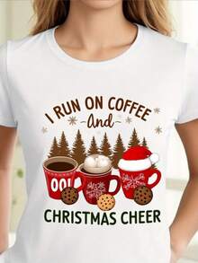Yo opero con café y espíritu festivo, usando una camiseta adorn con tazas festivas. Esta es una camiseta de manga corta de cuello redondo blanco de verano de las mujeres, diseñ para la transpirabilidad y casual - Blanco - Ver 2