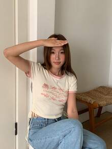 Camiseta crop con estampado de slogan con cordón lateral - Blanco - Ver 1