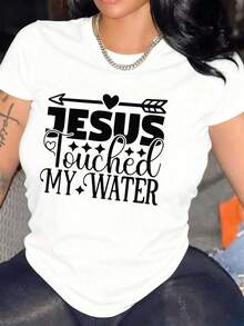 Esta camiseta gráfica para mujer presenta un diseño que dice "Tocó mi agua". Es una camiseta blanca elegante que ofrece un ajuste regular, asegurando la comodidad para el uso diario. Con un ambiente relajado y urbano, es ideal tanto para salidas diarias como de fin de semana.Comfortable, versatile short-sleeved top. - Blanco - Ver 7