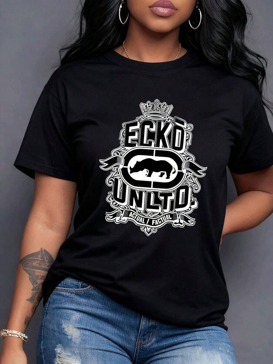 Un escudo ornamentado y majestuoso con una corona. En el centro, un fuerte rinoceronte. La marca ECKO UNLTD y cintas con ACTUAL / FACTUAL reflejan autenticidad y un espíritu indomable único. Camiseta de mujer 220g casual moderna versátil,maija mujer curvy. - Negro - Ver 1