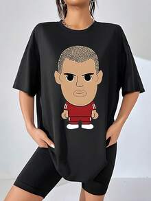 Figura caricaturesca de un jugador de fútbol con uniforme rojo símbolo de energía pasión y determinación transmitiendo fuerza y dinamismo en cada detalle camiseta de mujer 100% algodón cómoda transpirable para uso diario y momentos deportivos - Negro - Ver 6