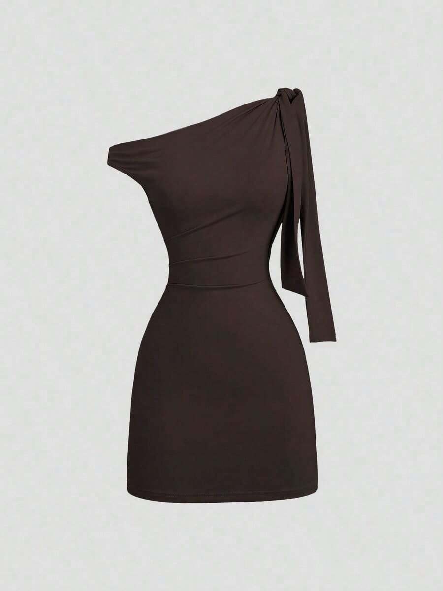 Sweetro Vestido ajustado sexy con volantes en el hombro oblicuo, que ciñe la cintura, estilo francés chic, minifalda ajustado - Marrón Chocolate - Ver 1