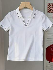 Women's Short-Sleeved Polo Shirt, Featuring An Open V-Neck Design With Line Details, Soft Construction (Regular Fit) And Ribbed Texture, Perfect For Pairing With Jeans, Shorts, And Skirts. - White - View 2