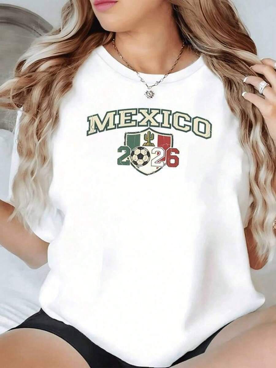 Escudo con balón y cactus sobre los colores de México representando la pasión por el fútbol y el orgullo nacional para el mundial 2026 camiseta de mujer casual moderna cómoda y perfecta para fanáticas mexicanas - Negro - Ver 1