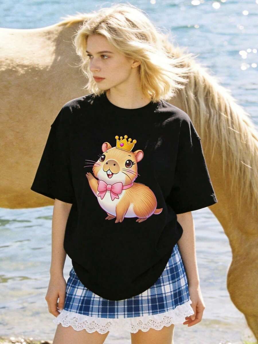 Camiseta de manga corta con cuello redondo suave y casual para mujer, con estampado gráfico de princesa capibara, ideal para uso diario. Color blanco. - Negro - Ver 1