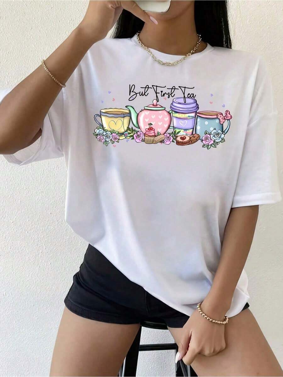Dam "BUT FIRST TEA" Tekopp & Blommig T-shirt - Mjuk, halvtransparent blus med rund hals och korta ärmar, avslappnade vår- och sommarkläder, maskintvättbar te-outfit, ett måste för sommarens outfits för kvinnor. - Vitt - Visa 1