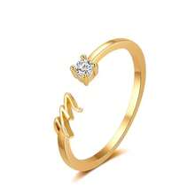 Một chiếc nhẫn có mặt nhẫn hình học điều chỉnh được và khắc tên bằng chữ cái tiếng Anh. - Vàng - Xem 2