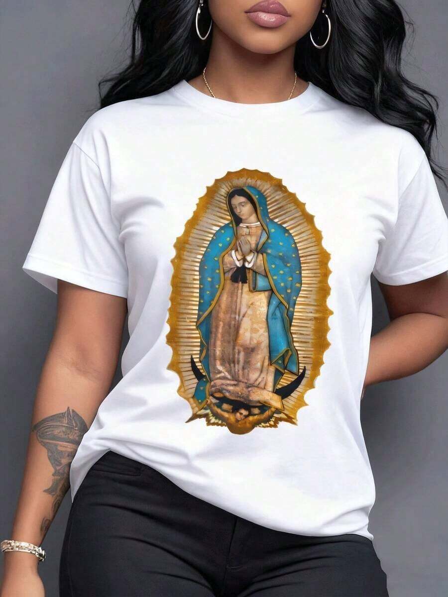 Imagen sagrada y divina de la Virgen de Guadalupe con su manto azul y estrellas doradas manos en oración sobre la luna creciente y rayos celestiales representando fe y esperanza eterna Camiseta de mujer 100% algodón,maija mujer curvy. - Blanco - Ver 1