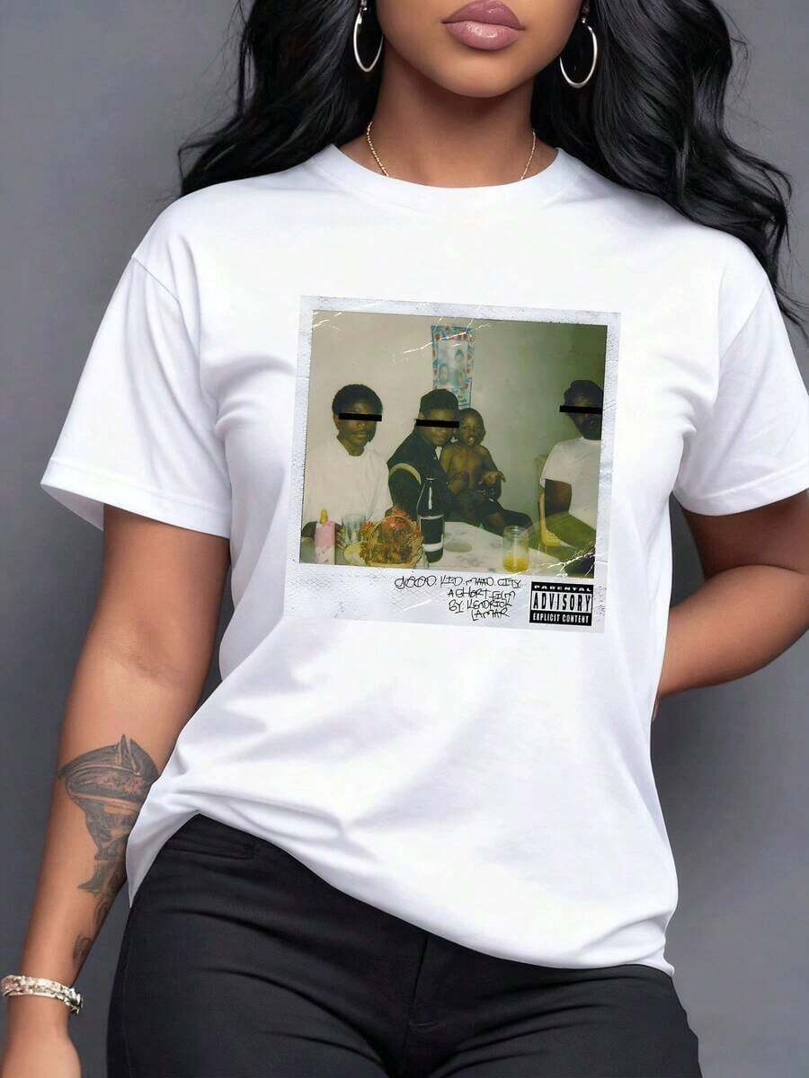 Una imagen familiar vintage icónica portada del álbum good kid m A A d city de Kendrick Lamar reflejando juventud y experiencias personales un gráfico cultural profundo para los fans de la música con una estética auténtica poderosa Camiseta de mujer 100% algodón,maija mujer curvy. - Blanco - Ver 1