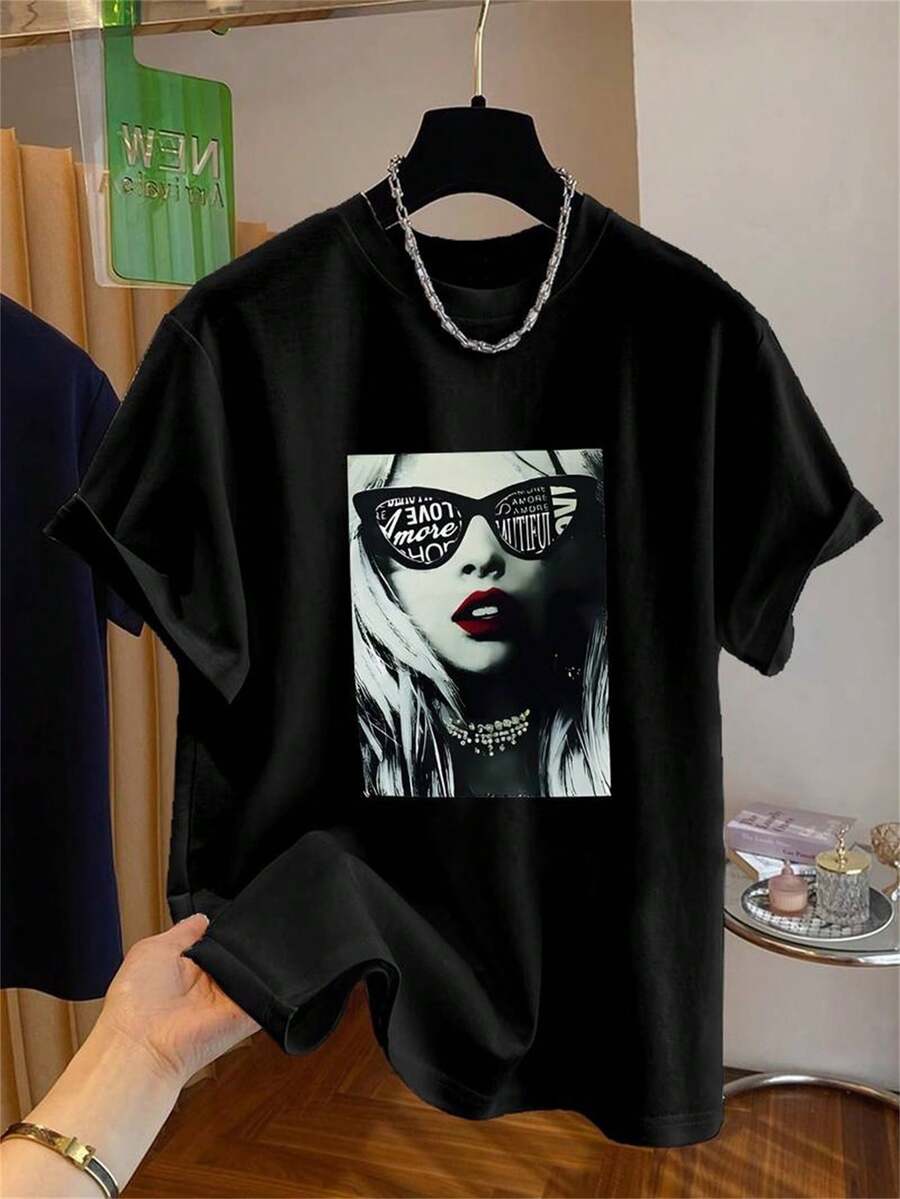 1 camiseta de mujer de talla grande con estampado gráfico dorado 'Soy una mujer' - Top casual de manga corta con cuello redondo, apto para todas las estaciones, lavable a máquina - Regalo perfecto para cumpleaños y días festivos, camisetas para damas, regalo navideño, moda, tela duradera, camiseta Y2k. - Blanco - Ver 1