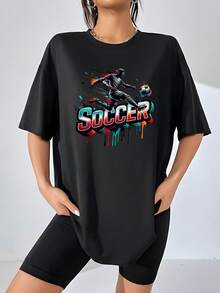 Jugador de fútbol dinámico en plena acción con balón y efectos de pintura colorida que simbolizan energía pasión y movimiento urbano moderno camiseta de mujer 100% algodón cómoda para uso diario casual deportiva - Negro - Ver 6