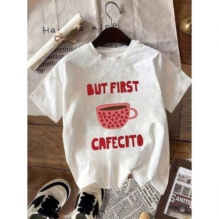 Camiseta de manga corta casual oversized para mujer con estampado gráfico de taza de café "BUT FIRST CAFFECITO" - Blanca, cuello redondo, top semitransparente para primavera, verano y uso durante todo el año, camisetas para damas, uso diario - Blanco - Ver 1
