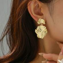 1 Pair Of Seaside Vacation Style Ginkgo Leaf Earrings, Non Collision Metal Texture Earrings, Fashionable Texture Pleated Versatile Earrings, Worn On Vacation, Dates, Parties, Daily Wear - Gold - View 3