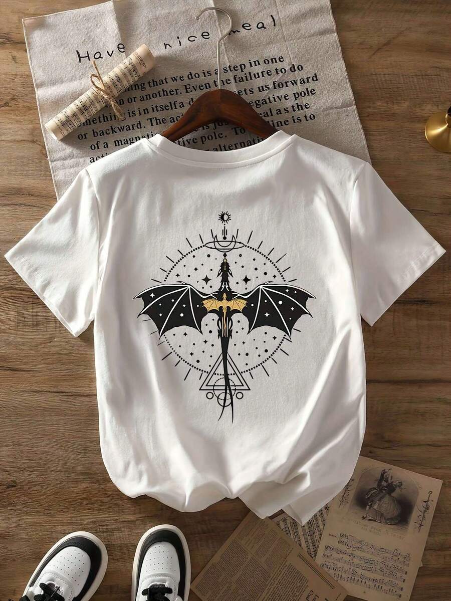 Camiseta con Estampado de Caballero Dragón para Hombre y Mujer - Camiseta Blanca de Manga Corta con Cuello Redondo, Diseño de Dragón Negro y Escudo de Caballero, Detalles Dorados, Corte Holgado, Estilo Casual (Tallas S-3XL) para Eventos Medievales y Atuendo Casual Y2k - Blanco - Ver 1