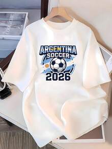 Gráfico con balón de fútbol rodeado por colores celeste y blanco con el sol argentino y el texto Argentina Soccer 2026 que simboliza pasión y orgullo nacional para las próximas competiciones camiseta de mujer 100% algodón cómoda y casual - Blanco - Ver 3