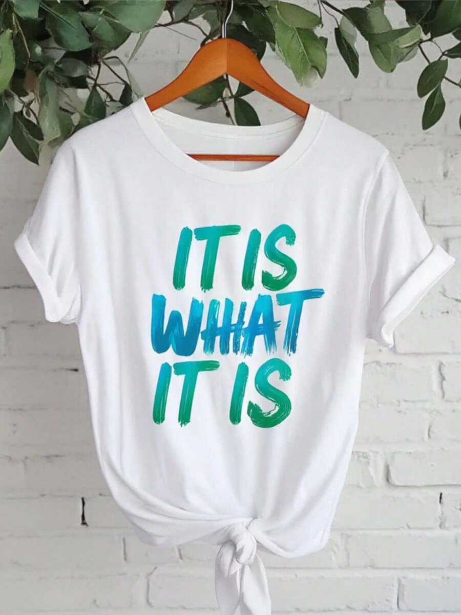 Camiseta de manga cortara mujeres - Una camiseta blanca con la frase 'Es lo que es', hecha de material suave elástico, adecu para lavar a máquina, versátil para todas las estaciones, top elegante, camiseta gráfica de moda, uste cómodo