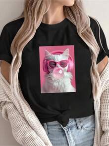 Camiseta de verano para mujer con estampado de gato: un gato con auriculares rosados y gafas de moda, soplando burbujas, con estampado de letras, camiseta de cuello redondo. - Negro - Ver 1
