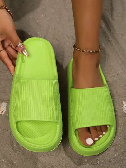Nuevas sandalias de mujer de suela gruesa antideslizante y cómodas de plástico, pantuflas para interiores del hogar, sandalias versátiles y sencillas para exteriores, playa y vacaciones, tallas grandes unisex para parejas