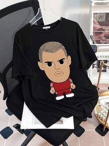 Figura caricaturesca de un jugador de fútbol con uniforme rojo símbolo de energía pasión y determinación transmitiendo fuerza y dinamismo en cada detalle camiseta de mujer 100% algodón cómoda transpirable para uso diario y momentos deportivos - Negro - Ver 3
