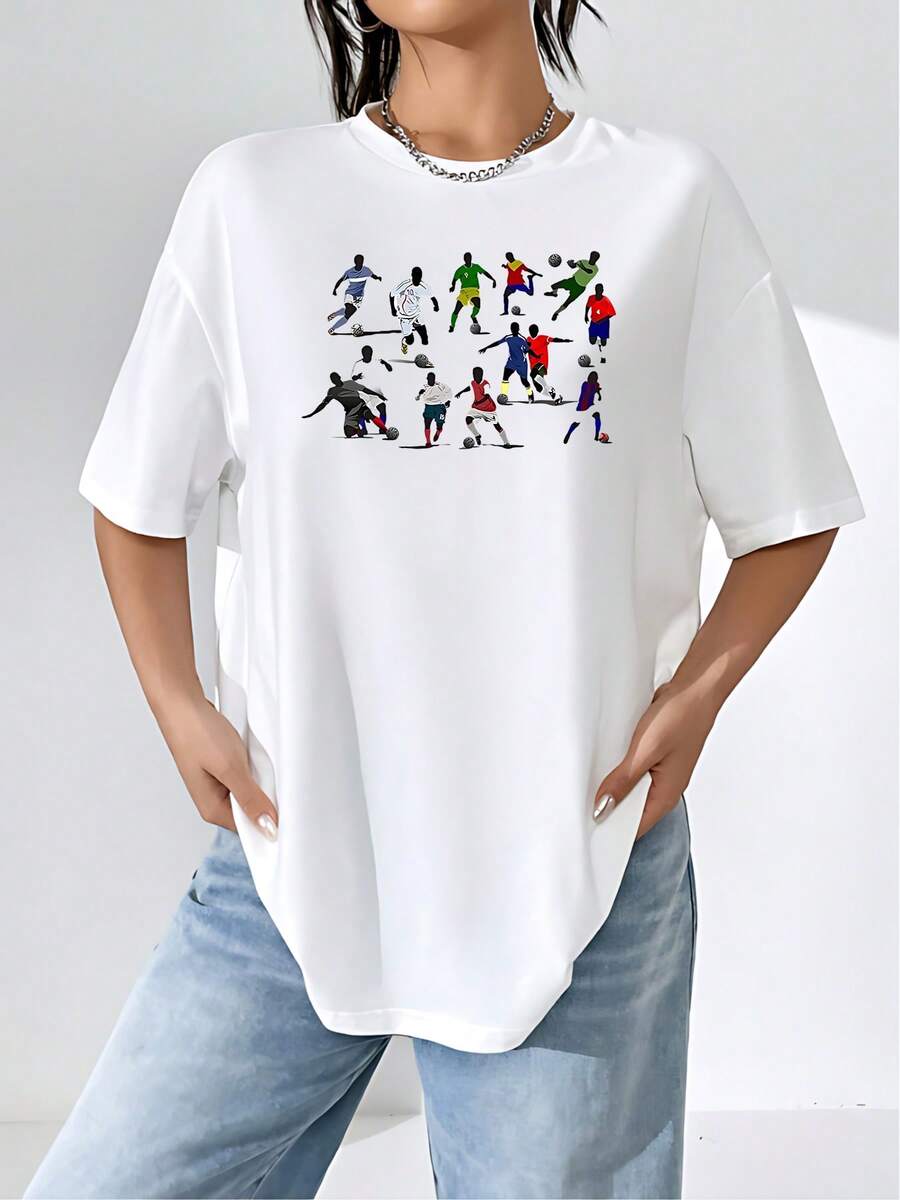 Figura que muestra varios jugadores en movimiento simbolizando la pasión del fútbol y la energía del trabajo en equipo camiseta de mujer 100% algodón cómoda transpirable ideal para uso diario y aficionados del deporte moderno - Blanco - Ver 1