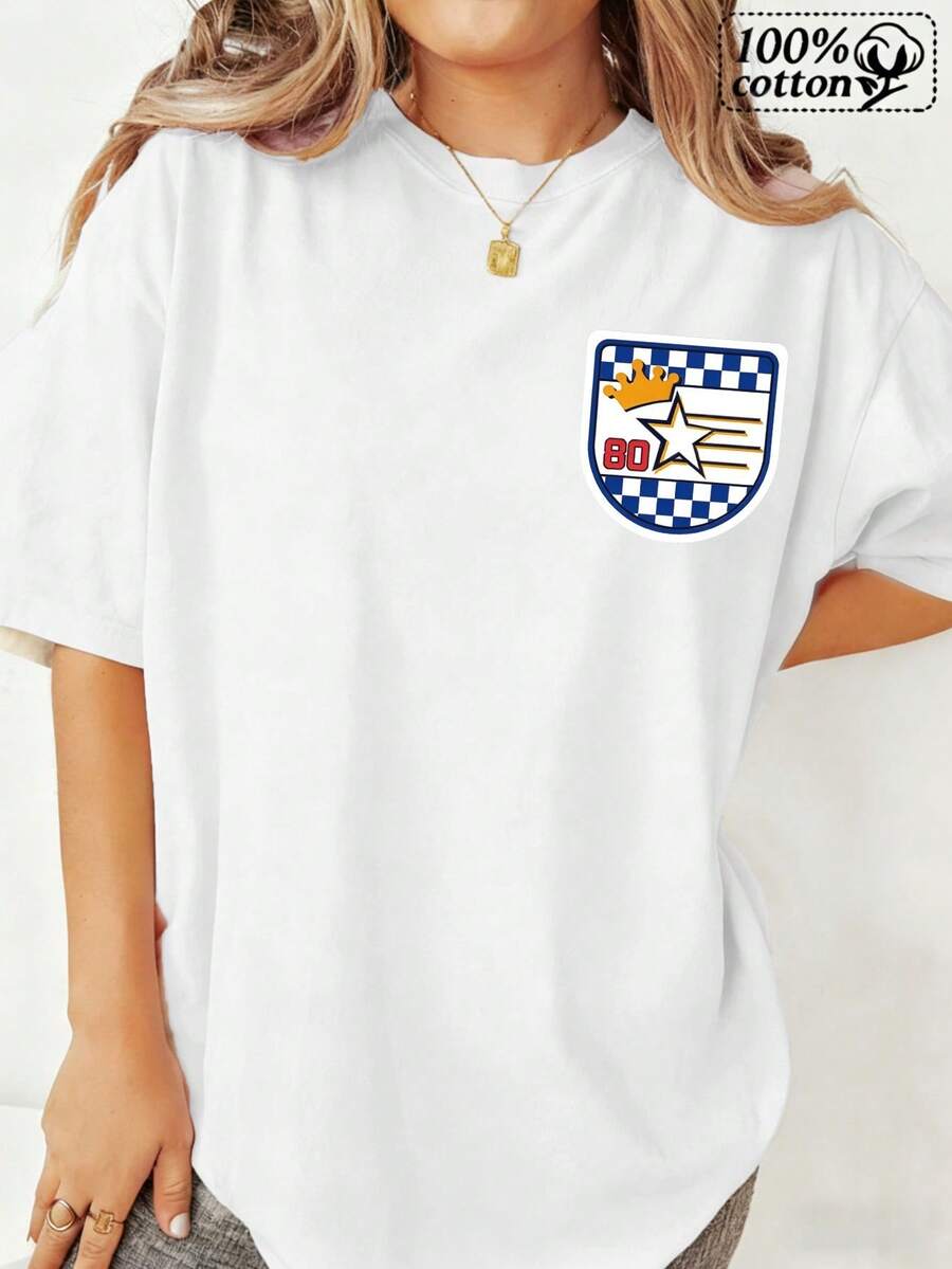Camiseta blanca de mujer con un logotipo de escudo impreso y diseño de corona estrella, perfectara excursiones informales y ocio