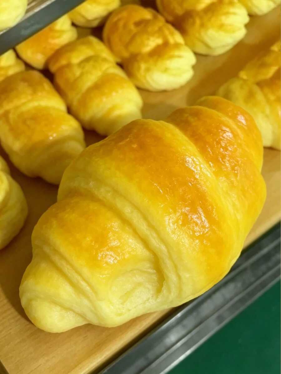 1件逼真柔軟的牛角形包裝裝飾品,栩栩如生的麵包形飾品,適合創意食物裝飾、居家攝影及派對禮物 - 彩色 - 查看 1