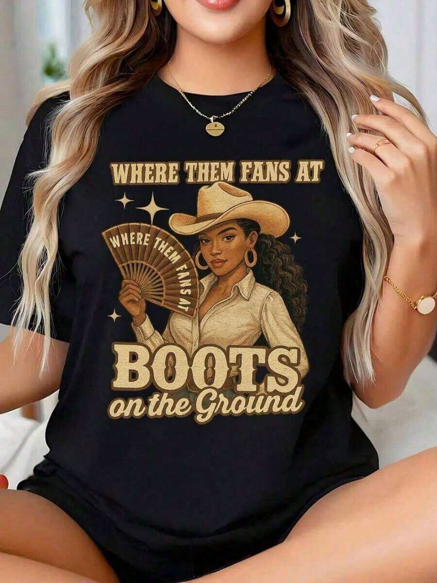 1 pieza Camiseta de manga corta para mujer de talla grande con diseño retro occidental "Botas en el suelo", diseño de botas de vaquero y sombrero, camiseta casual de cuello redondo con estampado vibrante para uso casual y como regalo para fiestas temáticas o festivales, 180g 100% algodón. - Negro - Ver 1