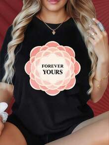 Camiseta negra de mujer con diseño floral "Forever Yours", de corte holgado y estampado gráfico, una declaración de moda. Adecuada para reuniones familiares, fiestas navideñas, actividades deportivas, fiestas de vacaciones, salidas y otros regalos festivos ().Comfortable, versatile short-sleeved top. - Negro - Ver 1
