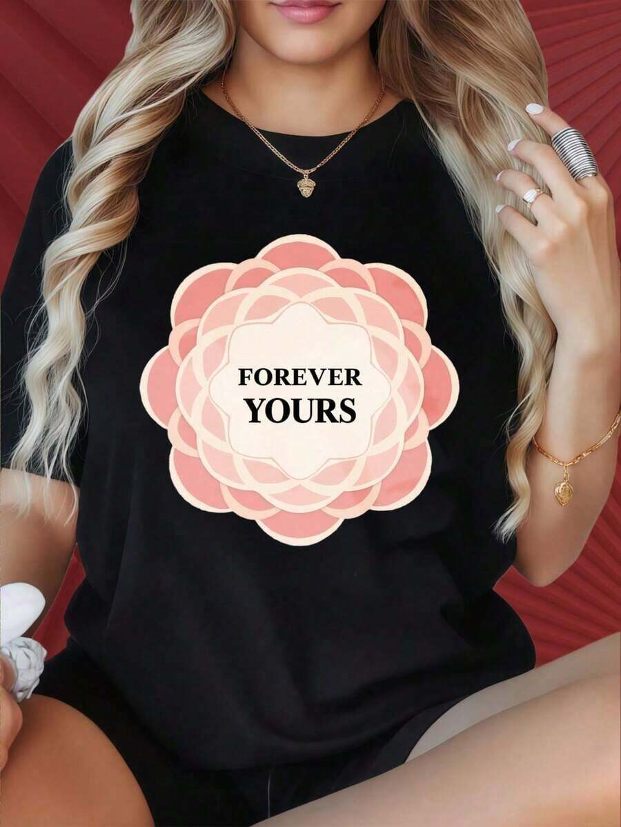Camiseta negra de mujer con diseño floral "Forever Yours", de corte holgado y estampado gráfico, una declaración de moda. Adecuada para reuniones familiares, fiestas navideñas, actividades deportivas, fiestas de vacaciones, salidas y otros regalos festivos ().Comfortable, versatile short-sleeved top. - Negro - Ver 1