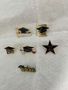 1/5/6 Pcs Creative 2026 Graduation Season Doctoral Cap Design, Combining Numeric/English Slogan Metal Badge, Zinc Alloy Dip Oil Bachelor Cap Commemorative Gift, Student Fashion Bachelor Uniform, Hat, Bag Gift Brooch, Graduation Party Gift,Fathers Day Gift,Festival - Multicolor - View 7
