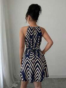 Vestido corto con cuello de corbata, cintura ceñida y falda acampanada con estampado de flechas en azul marino.Diseño elegante, adecuado para el Día de San Valentín, Pascua, Día del Trabajo, cumpleaños, citas, fiestas, ocasiones formales, a - Azul marino - Ver 2