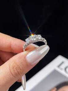 0.5-1克拉浪漫三石莫桑石925纯银奢华订婚戒指，情人节、结婚纪念日礼物（女士）、圣诞节珠宝 - 花紋三鑽莫桑戒指 - 查看 2