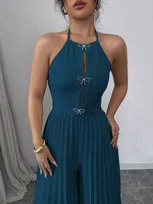 Elegante mono de mujer con cuello de halter, lazo delantero con piedras de cristal, plisado y piernas anchas en color albaricoque - Azul - Ver 6